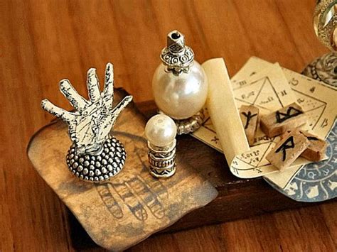 Miniature Divination Spheres: Fortune-telling on a Small Scale